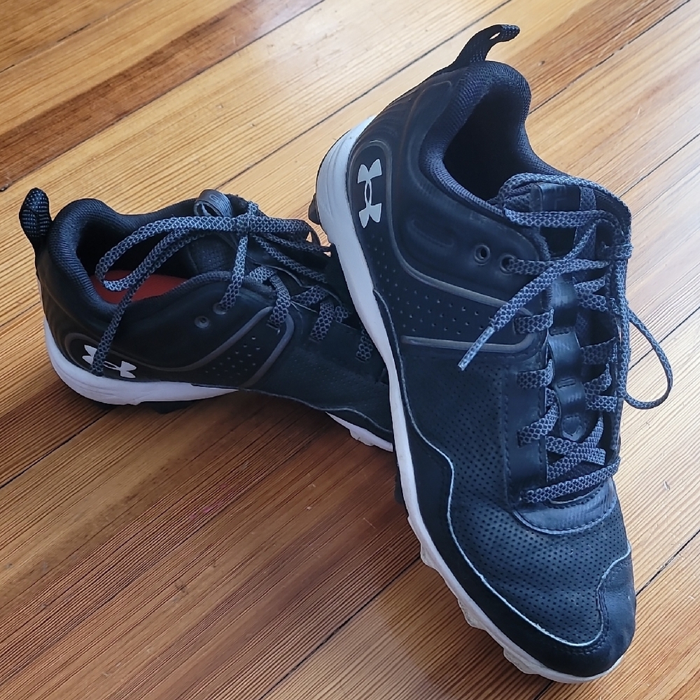 Under Armour Black and White BASEBALL CLEATS